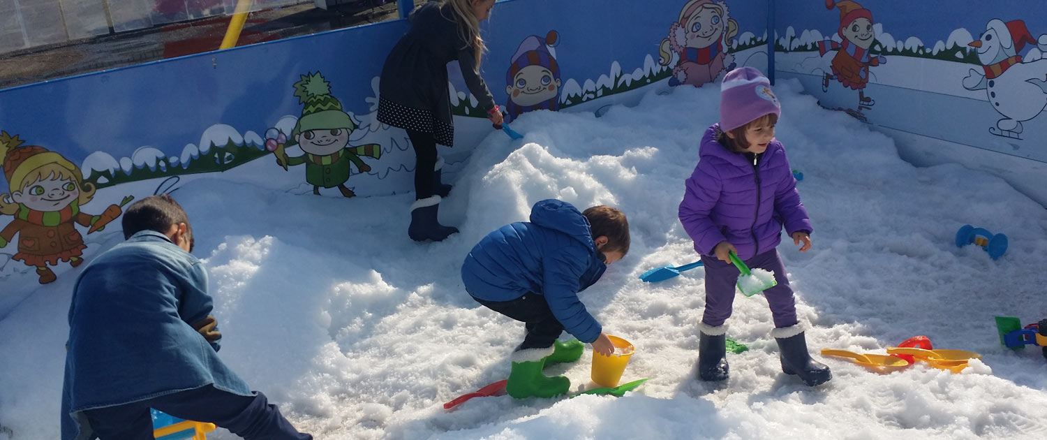 Schneemann bauen als Schnee-Attraktion von snow+promotion